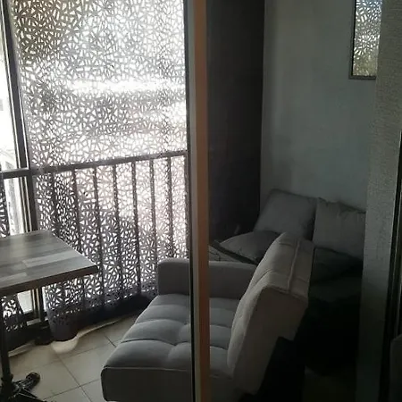 A Proche De La Et Des Commerces