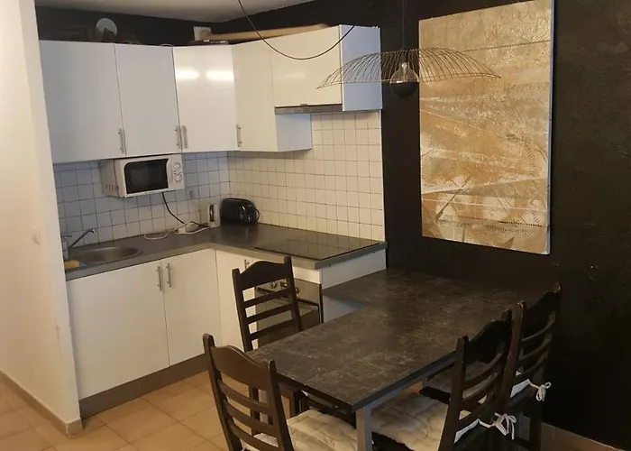 A Proche De La Et Des Commerces דירה *