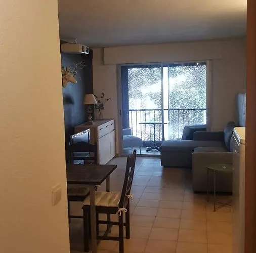 A Proche De La Et Des Commerces דירה *