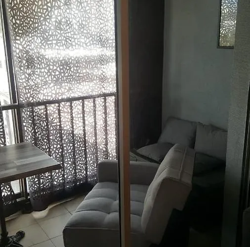 A Proche De La Et Des Commerces