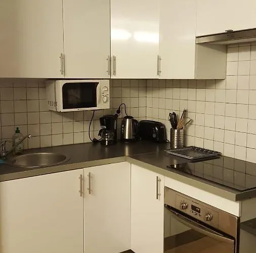 A Proche De La Et Des Commerces