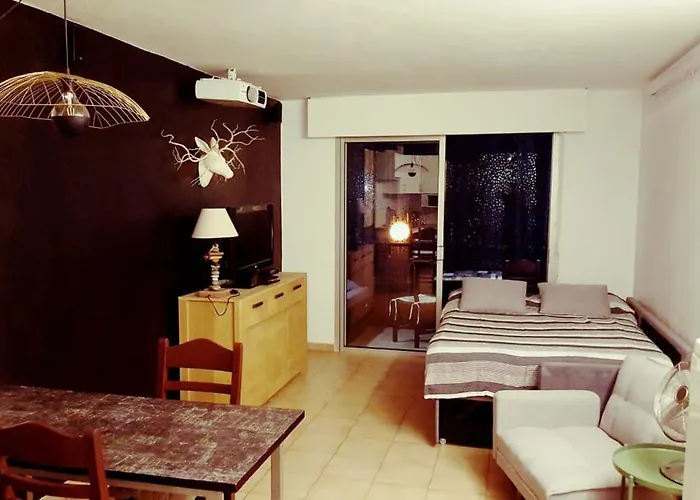 A Proche De La Et Des Commerces דירה