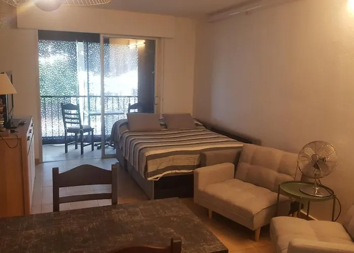 A Proche De La Et Des Commerces דירה *